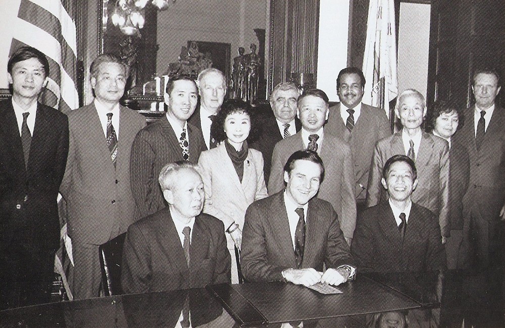 web1、1982年汪潔總經(jīng)理在美國新澤西州拜訪州長凱恩先生及加州州務(wù)卿徐敏小姐.jpg