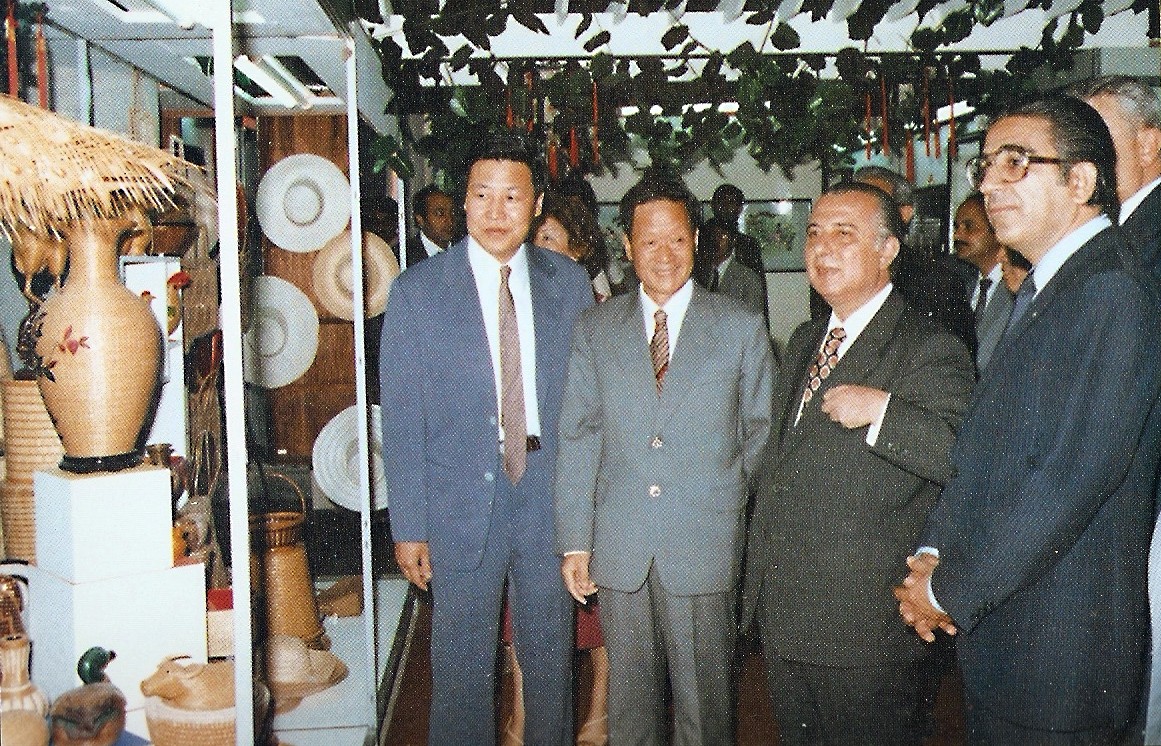 web2、1982年副總經(jīng)理王維祥同志在塞浦路斯國際博覽會擔(dān)任中國館館長時向總統(tǒng)斯皮基普里亞努介紹我司商品.jpg