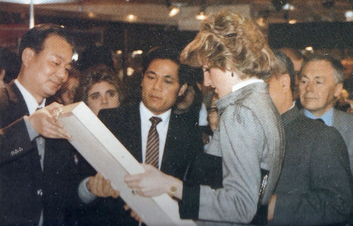 web3、1985年汪潔總經(jīng)理在英國倫敦《理想家庭博覽會》上向戴安娜王妃贈送《戴安娜王妃》刺繡像。王妃連連稱贊“非常像”.jpg