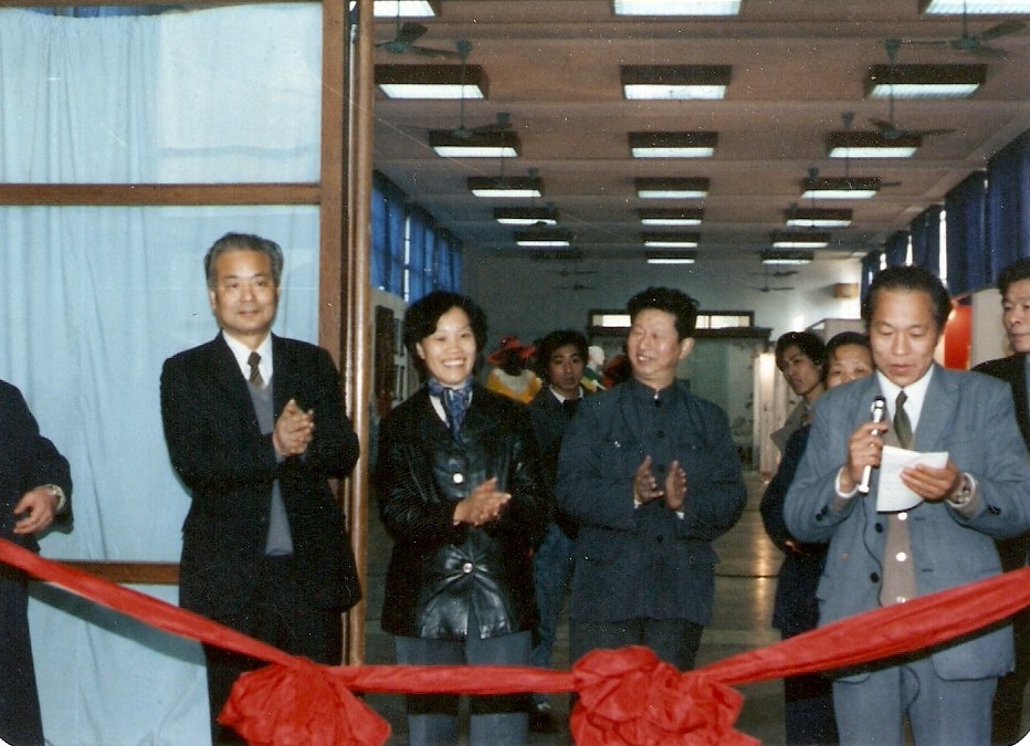 web5、 1987年2月工藝美術(shù)學(xué)校第一屆畢業(yè)典禮。省二輕總經(jīng)理葉榮寶、浙江美院院長肖峰與我司總經(jīng)理汪潔參加剪彩典禮.jpg