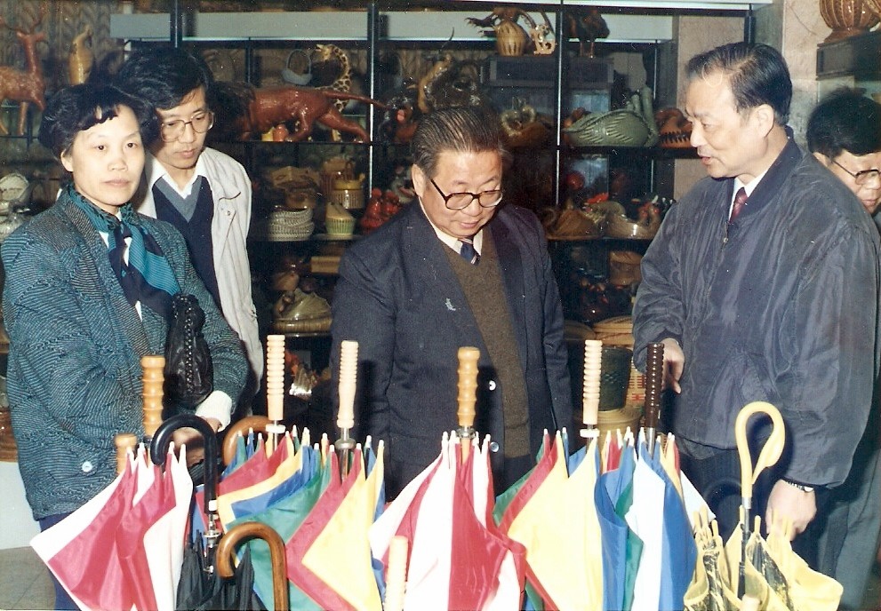 web8、1991年輕工部副部長于珍同志來我司祝賀，在省二輕工業(yè)總公司總經(jīng)理葉榮寶陪同下參觀我司樣品陳列室，鼓勵我們繼續(xù)發(fā)揚工貿(mào)結(jié)合的優(yōu)勢.jpg