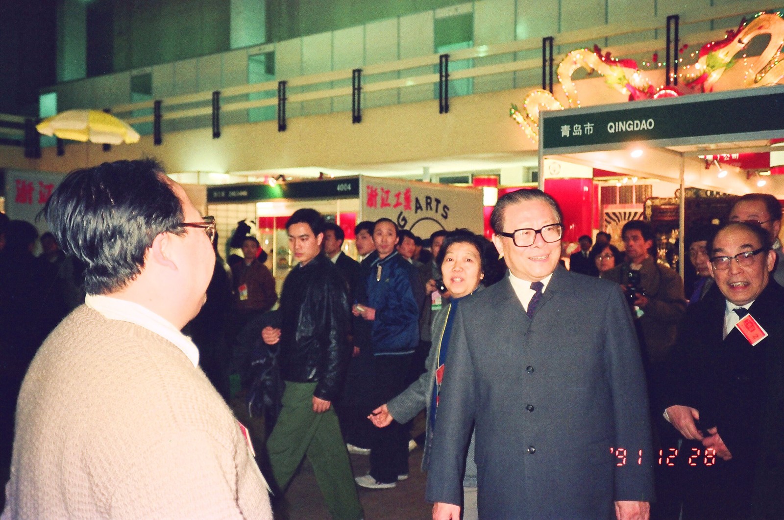 web9、1991年12月中國國際展覽中心舉行全國外貿(mào)出口商品生產(chǎn)地成果展覽會，中共中央總書記江澤民同志參觀我司展臺.jpg
